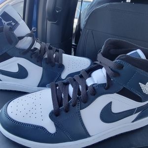 Jordan 1 mids